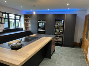 dekton_kelya_superficie_ultracompacta_de_altas_prestaciones_negro_cocina-1.jpg